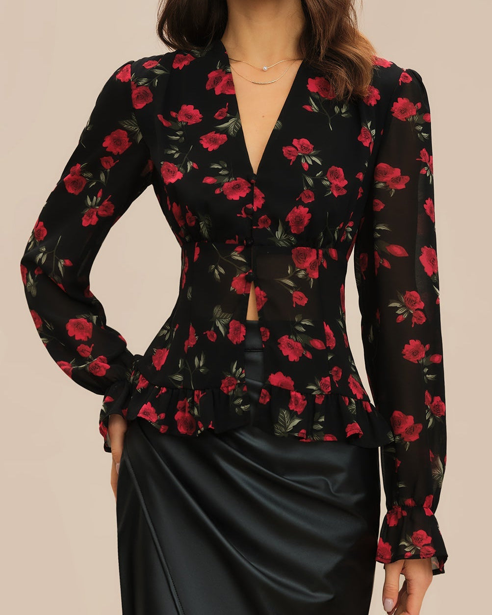 Rosalie – Camisa negra con diseño floral y escote en V