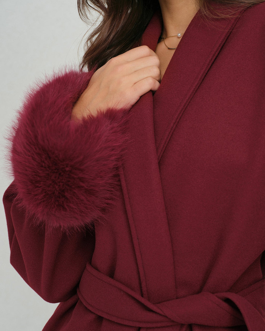 Chaqueta con Capucha en Tonalidad Rojo Vino