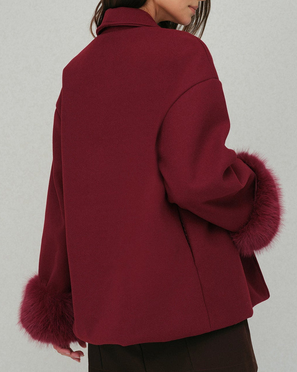 Chaqueta con Capucha en Tonalidad Rojo Vino