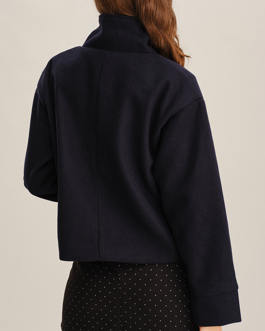 Chaqueta azul de corte suelto con un solo botón