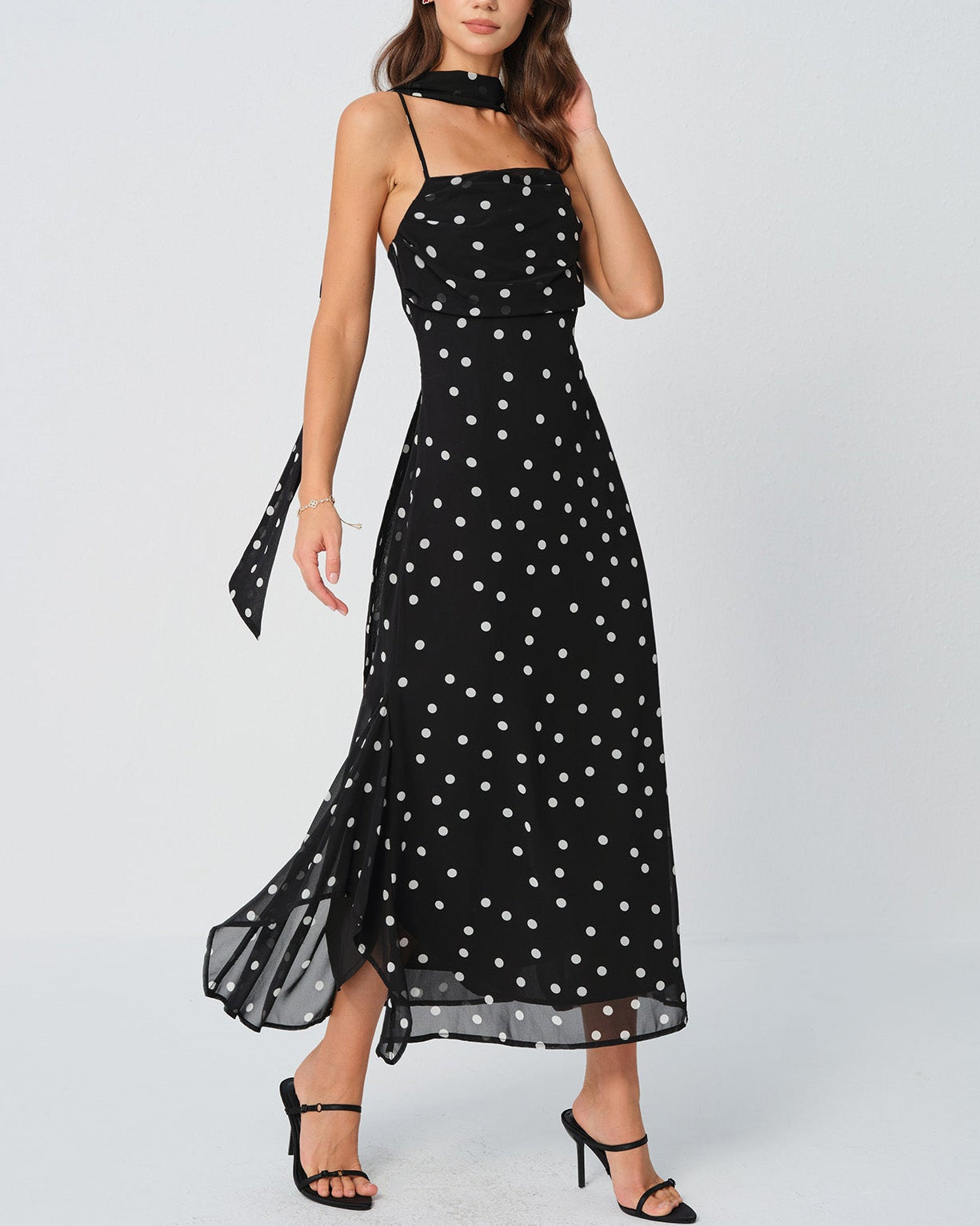 Viktorija – Vestido Chic con Estampado de Lunares