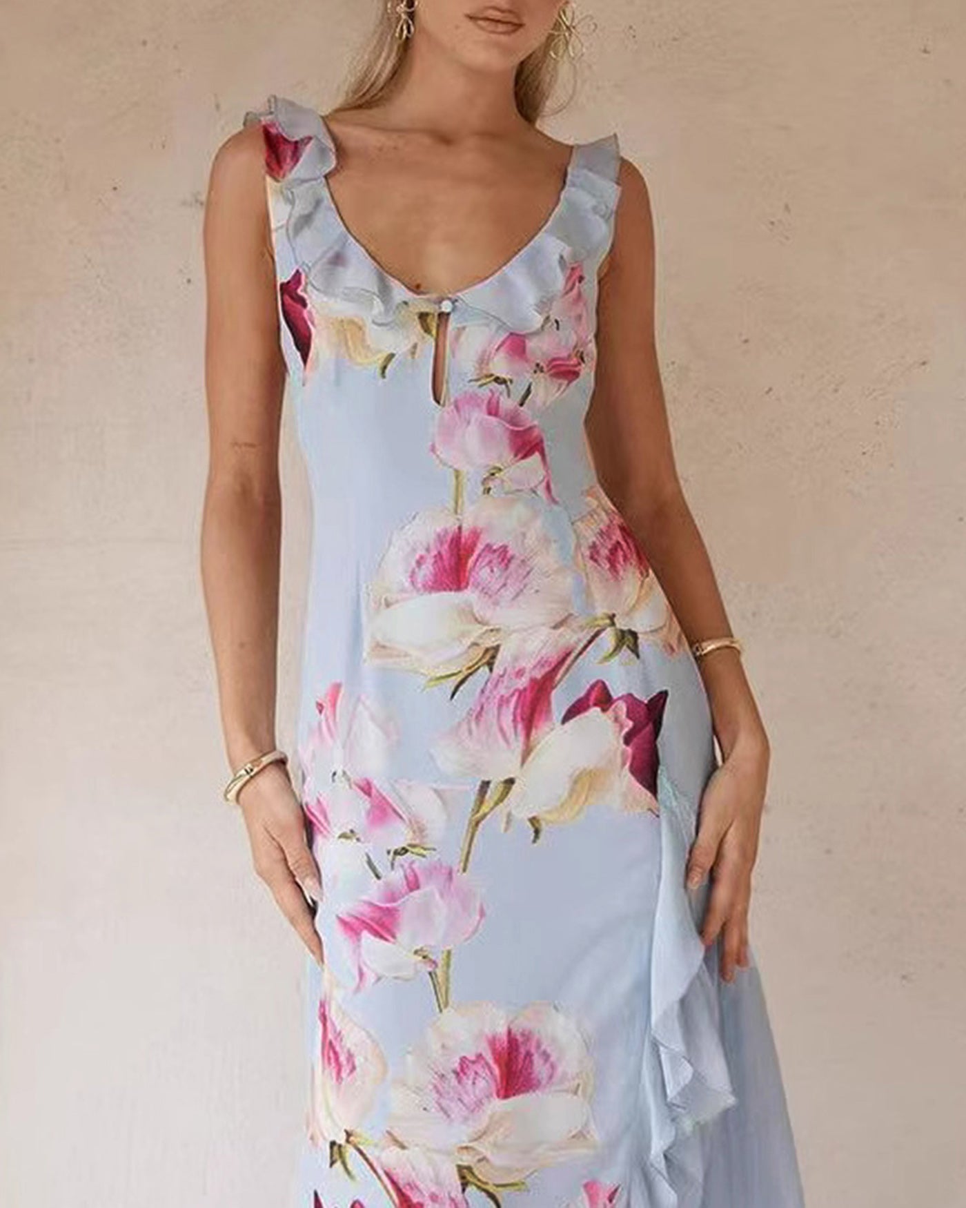 Maxi vestido floral con detalles de volantes