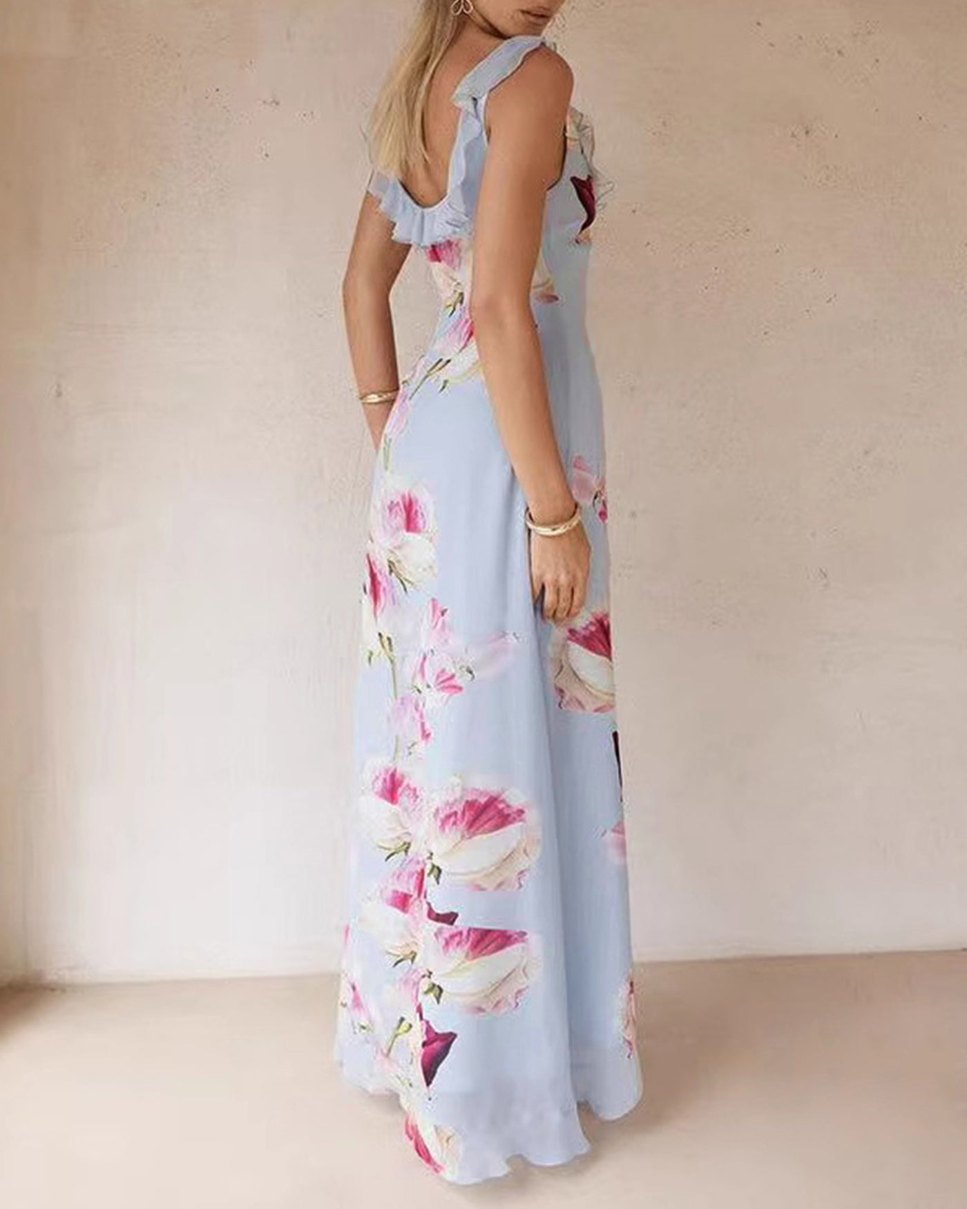 Maxi vestido floral con detalles de volantes