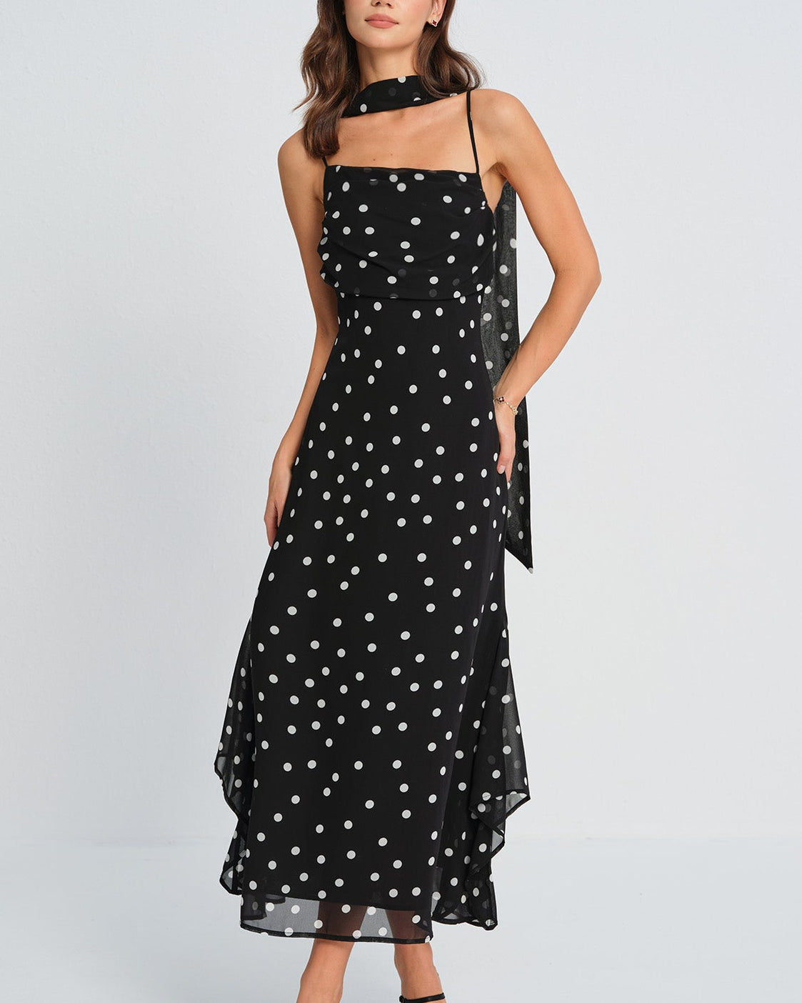 Viktorija – Vestido Chic con Estampado de Lunares