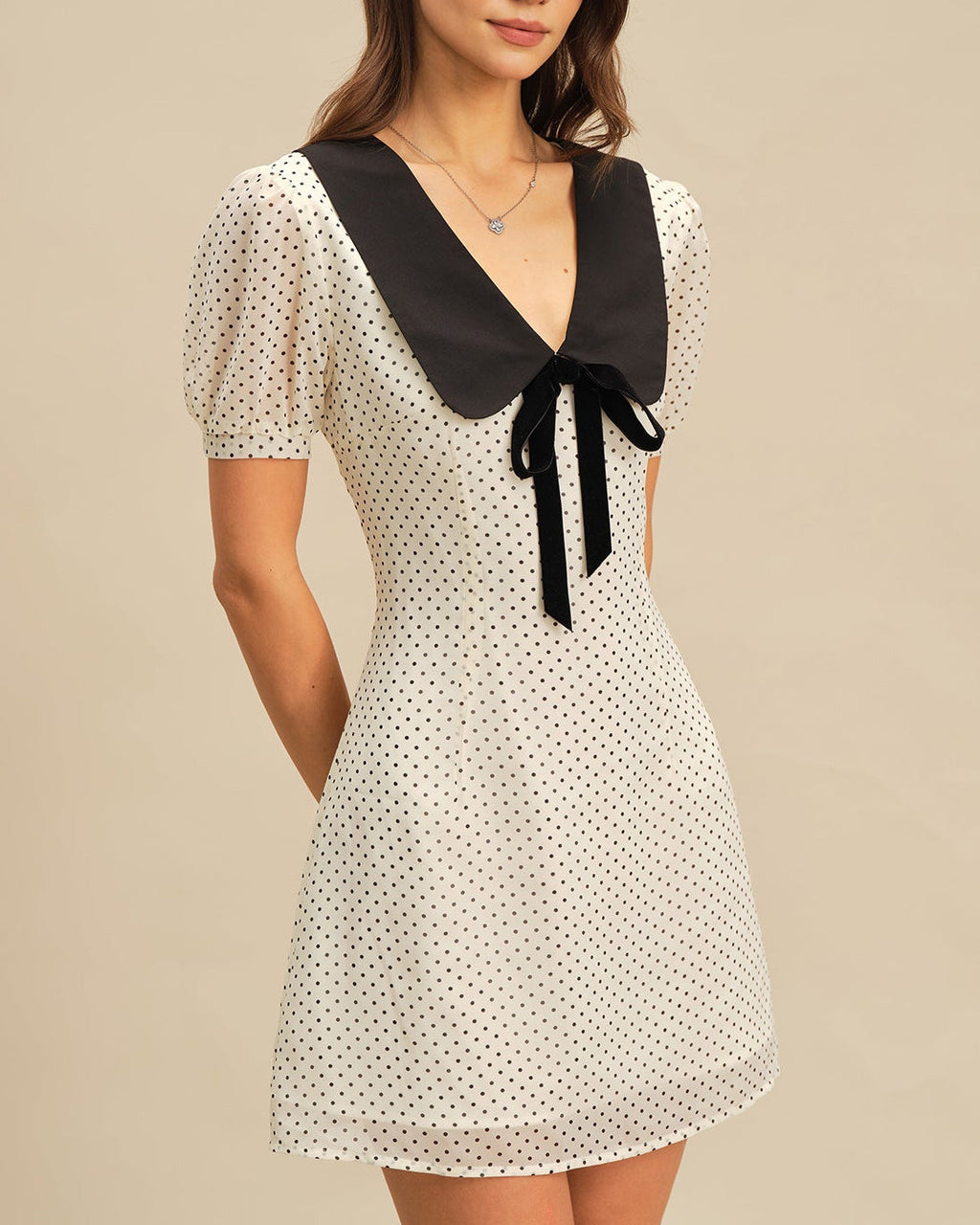 Vestido mini de lunares en contraste