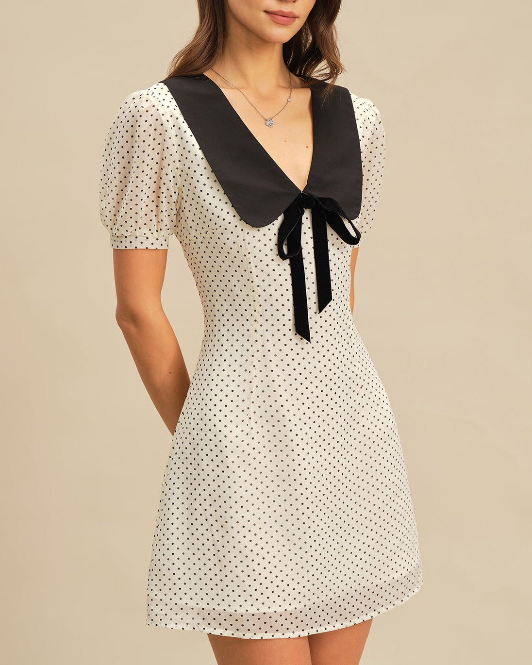 Vestido mini de lunares en contraste