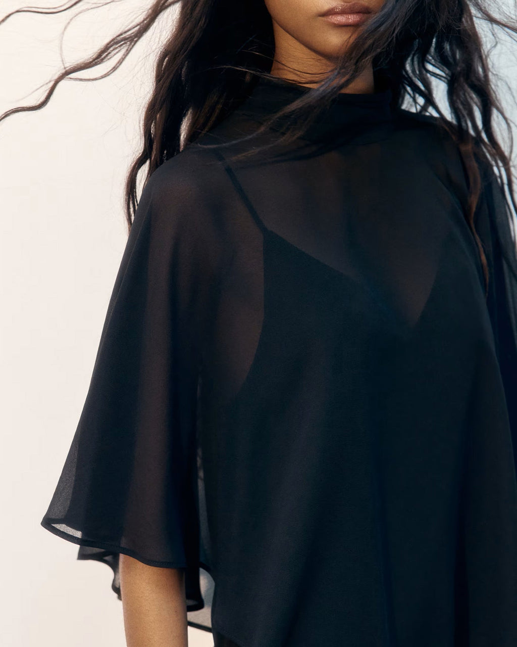 Mini Vestido Negro con Detalles Rasgados