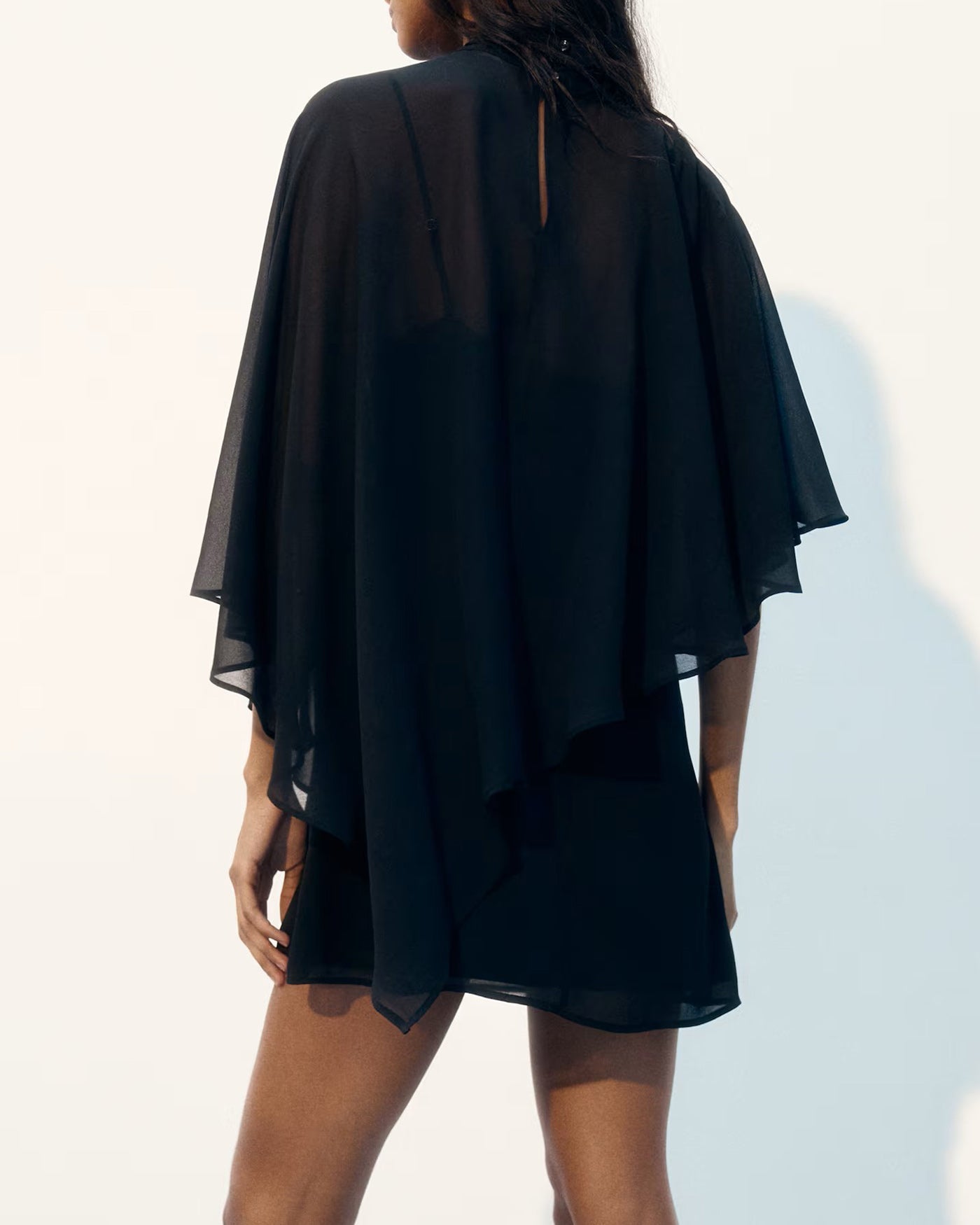Mini Vestido Negro con Detalles Rasgados