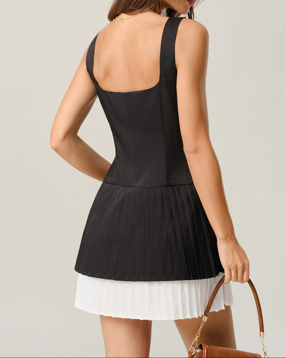 Vestido corto con detalles en contraste