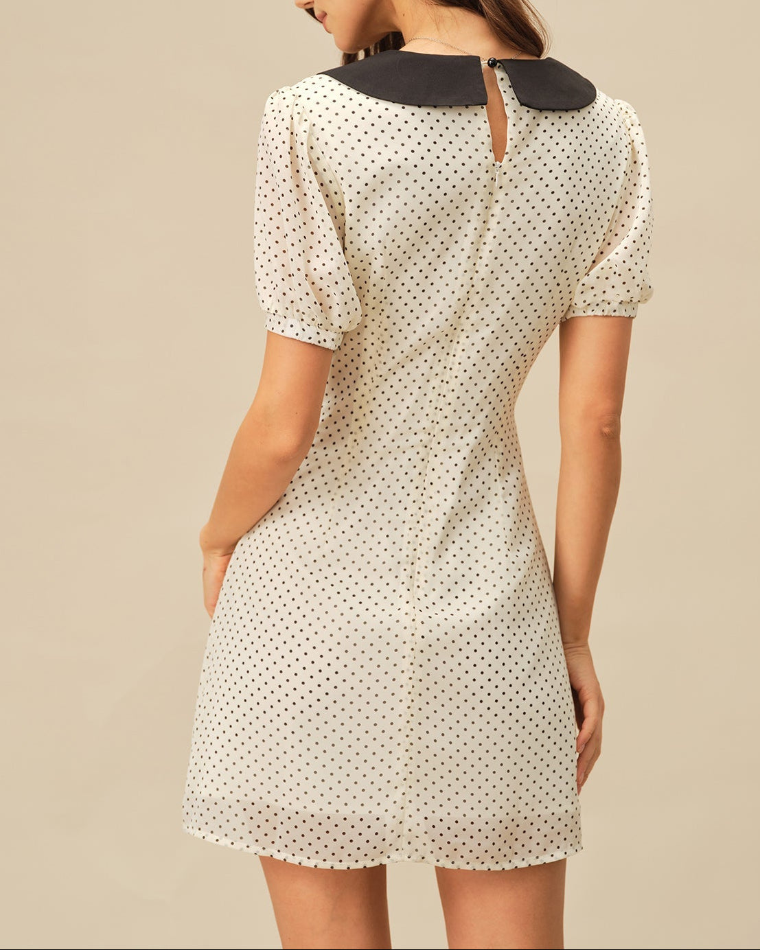 Vestido mini de lunares en contraste