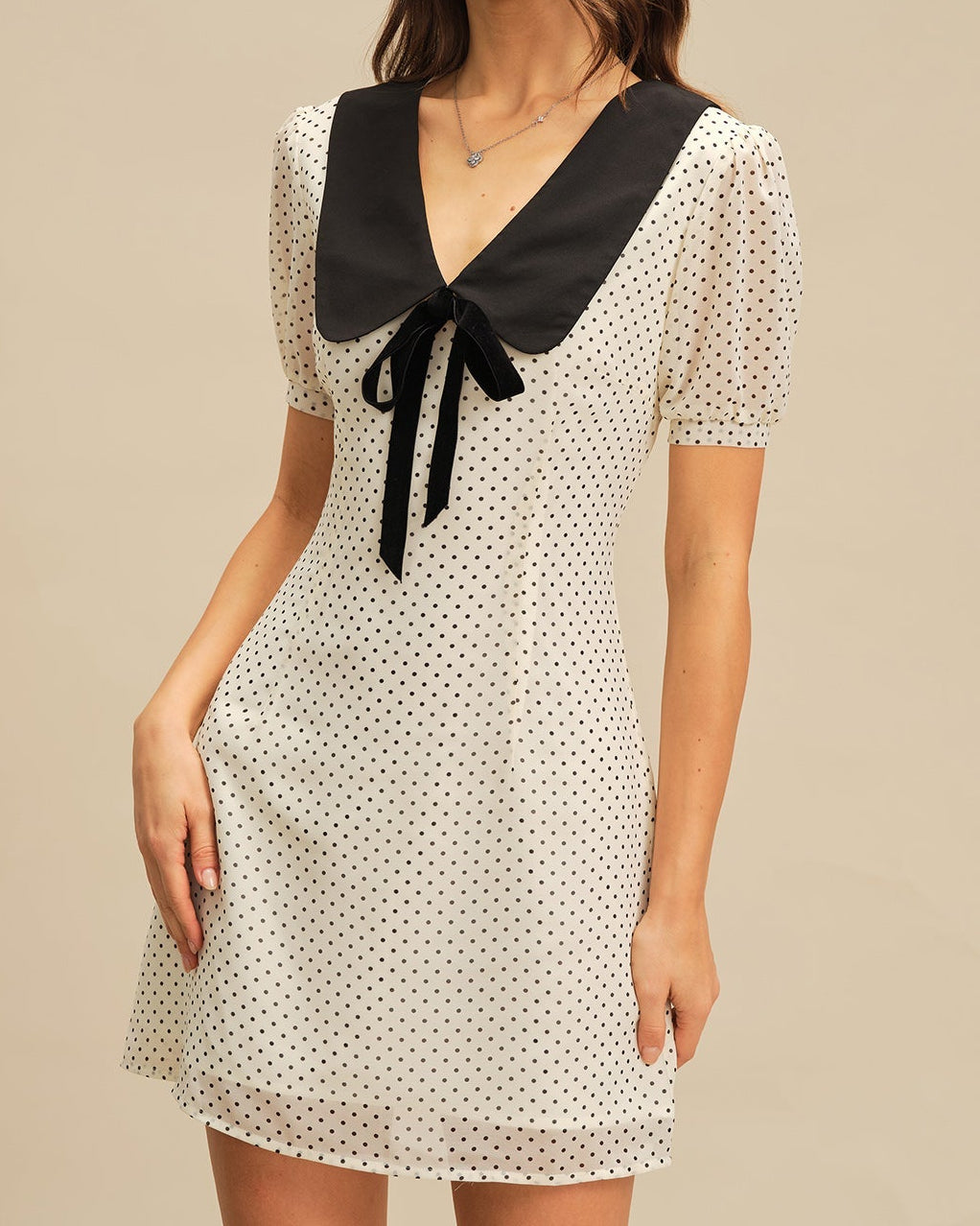 Vestido mini de lunares en contraste