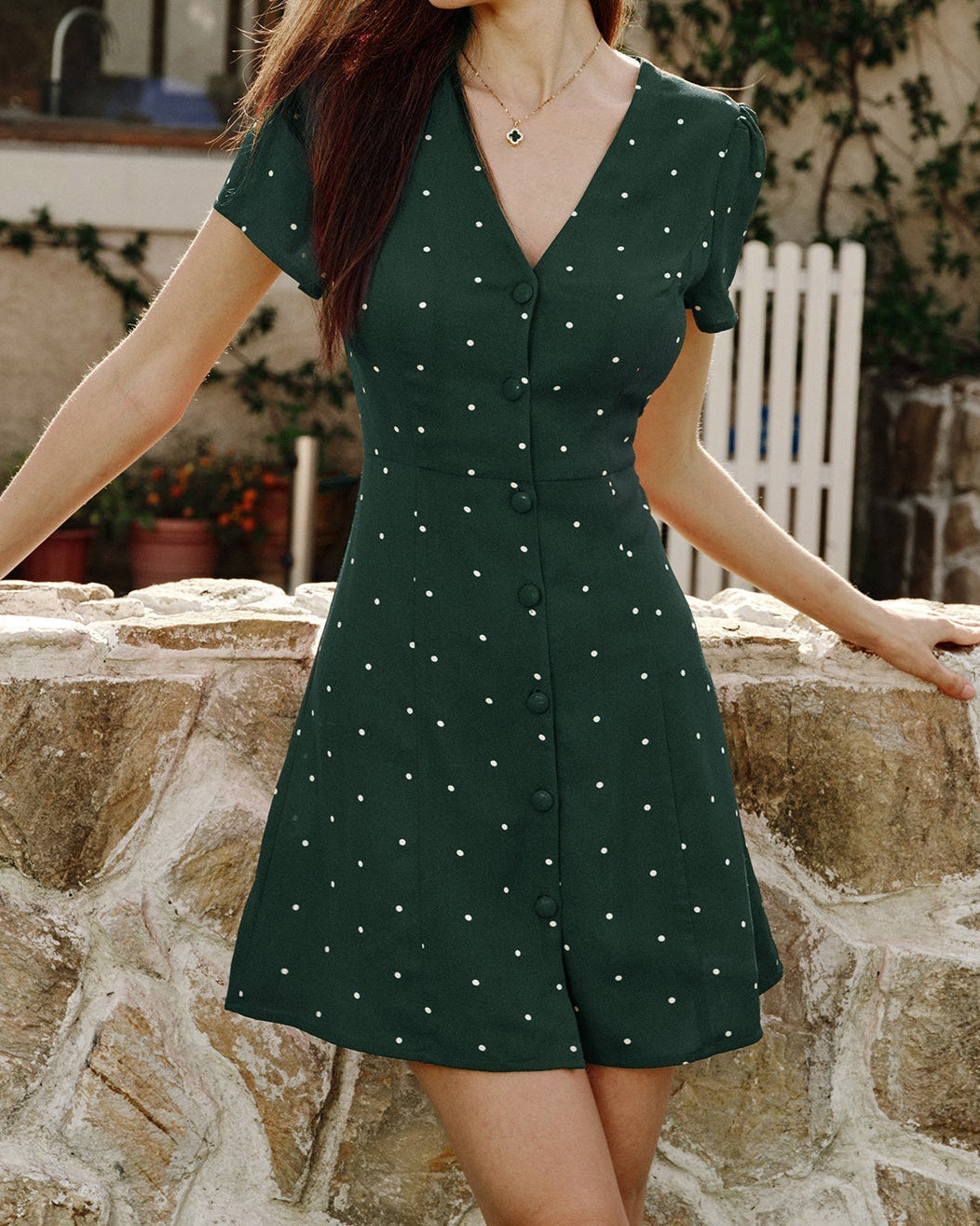Mini vestido de punto verde con escote en V