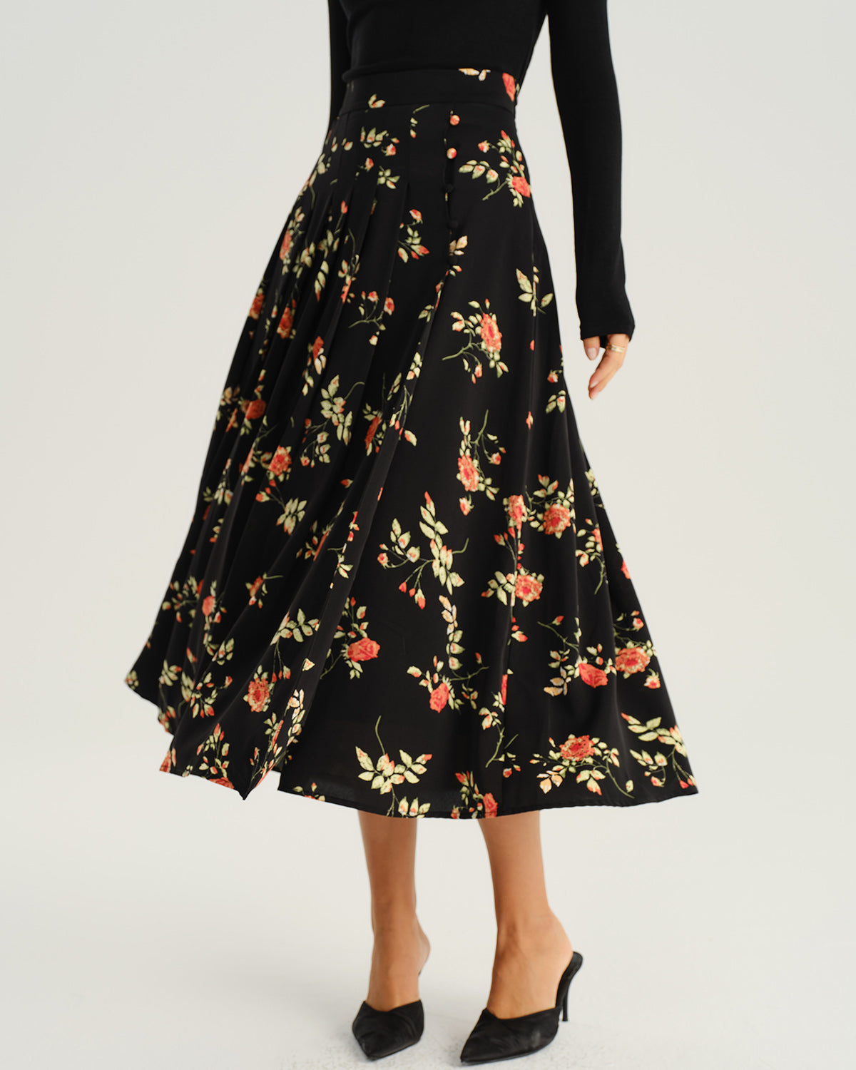 Falda midi negra con estampado floral en corte A