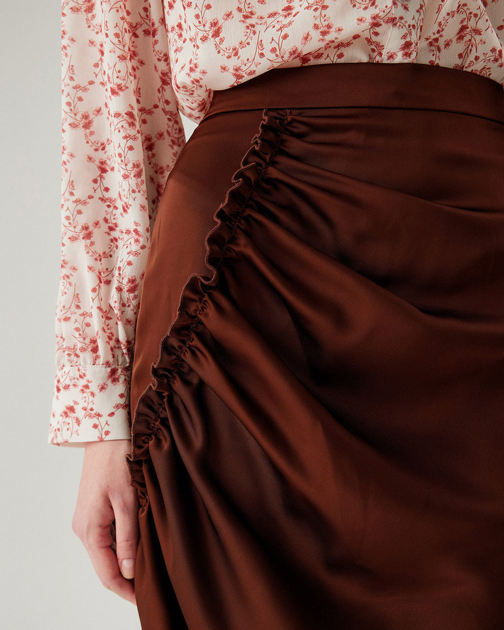 Falda Midi Arrugada Color Marrón con Corte Lápiz