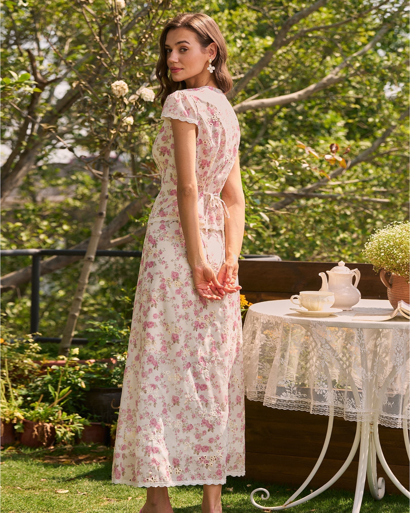 Roselle – Falda midi rosa con bordado floral