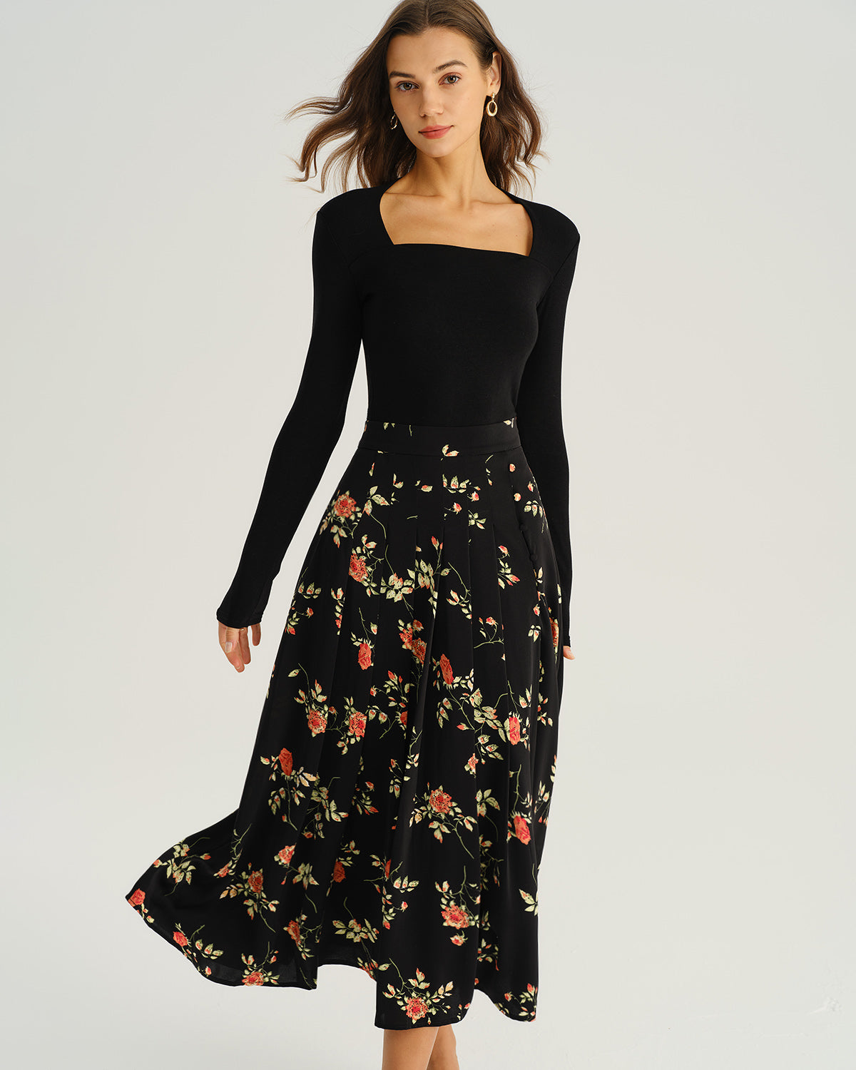 Falda midi negra con estampado floral en corte A