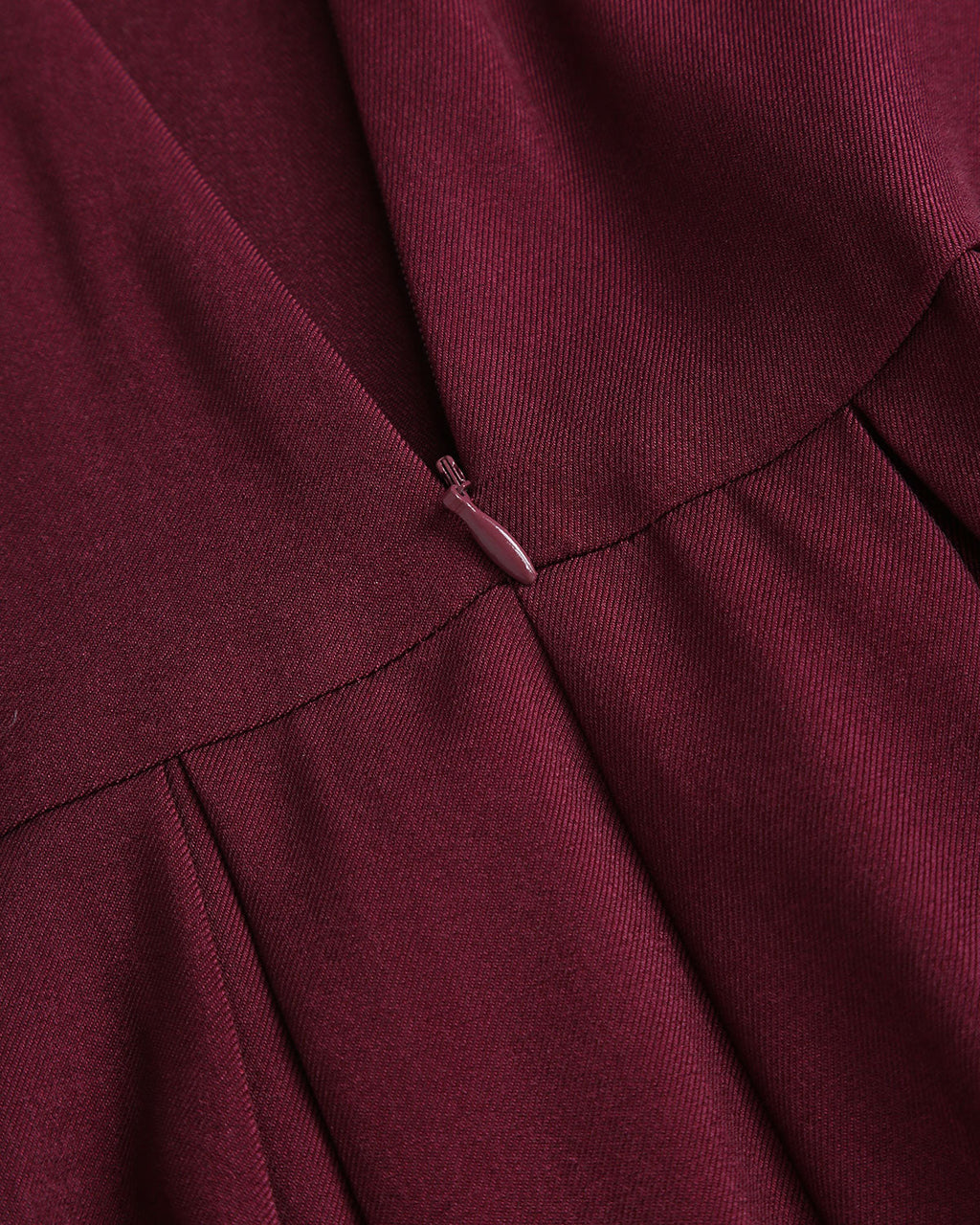 Falda Midi Plisada de Cintura Alta en Color Vino