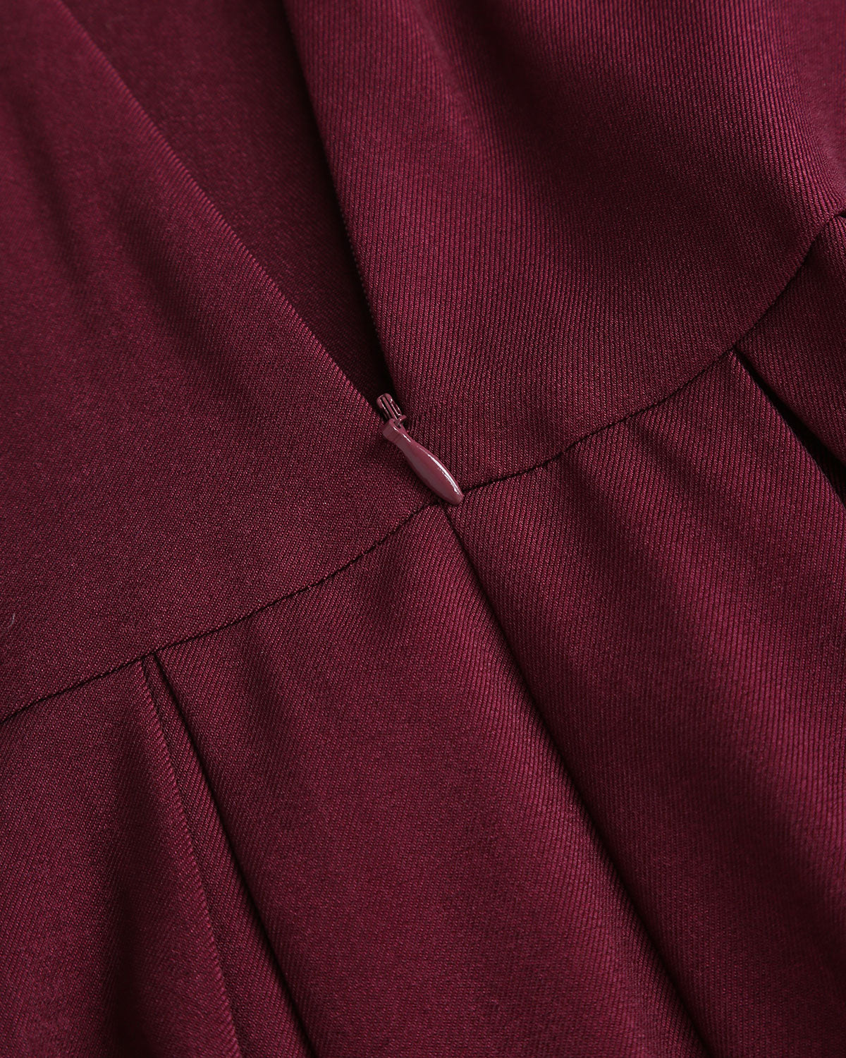 Falda Midi Plisada de Cintura Alta en Color Vino