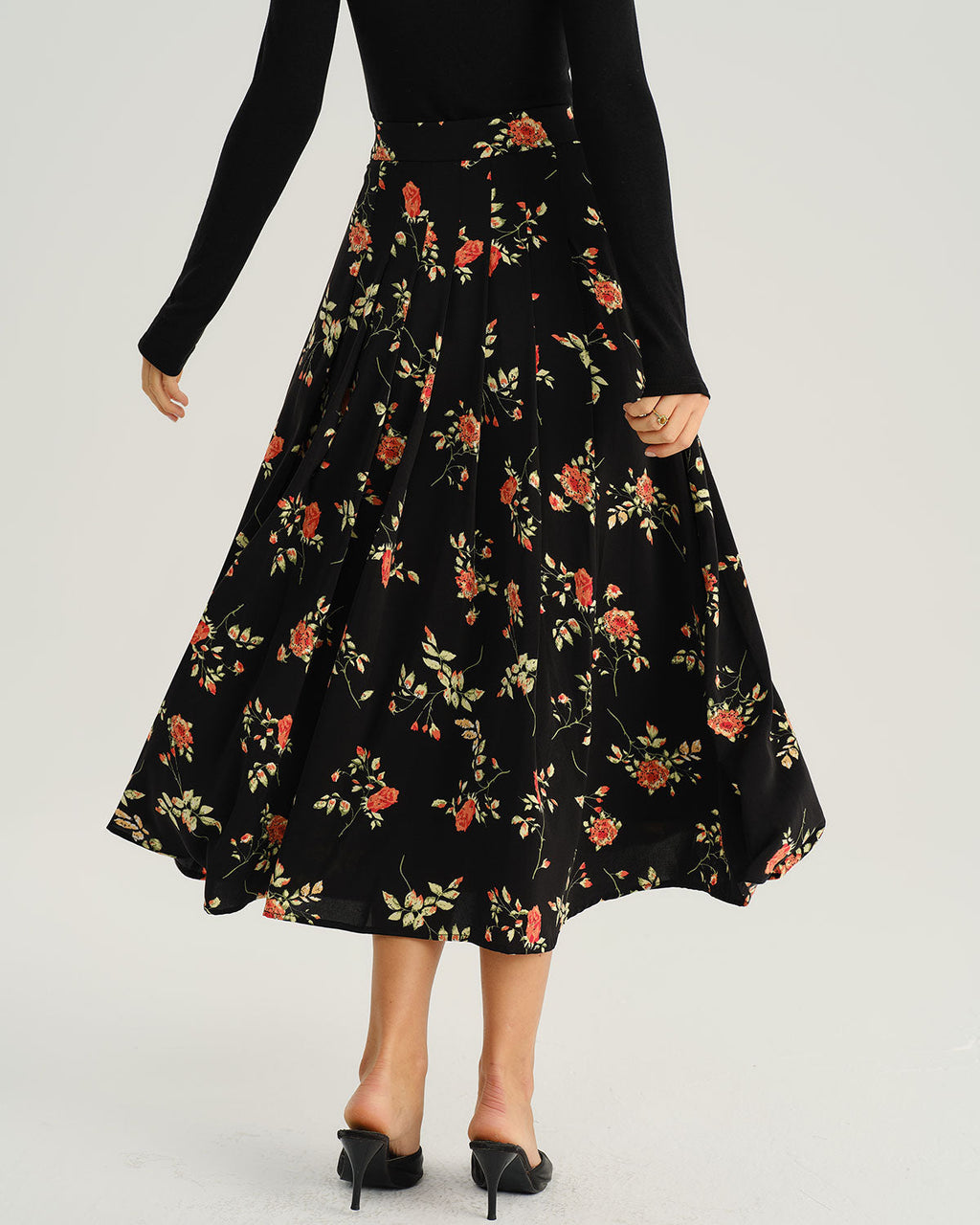 Falda midi negra con estampado floral en corte A