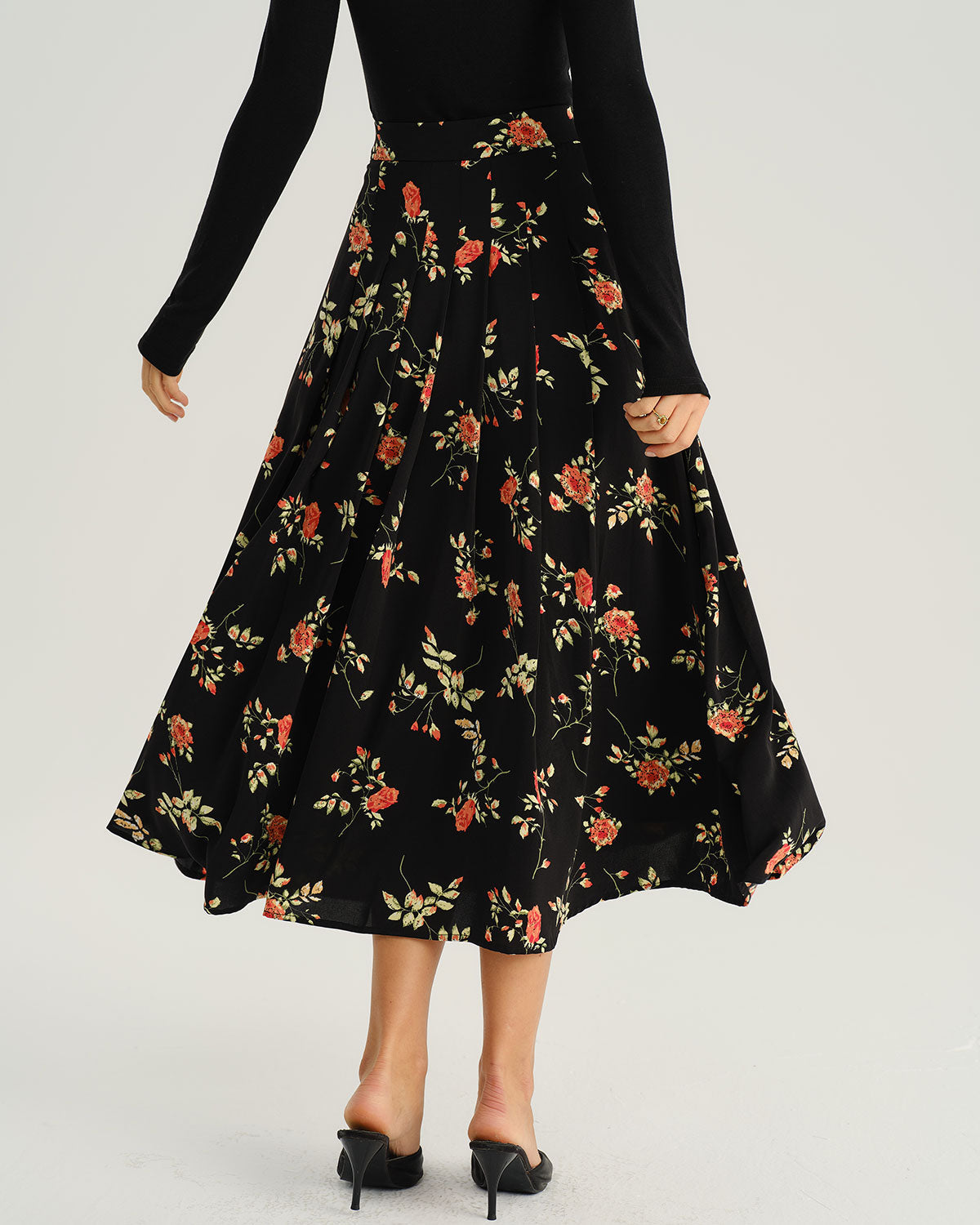Falda midi negra con estampado floral en corte A