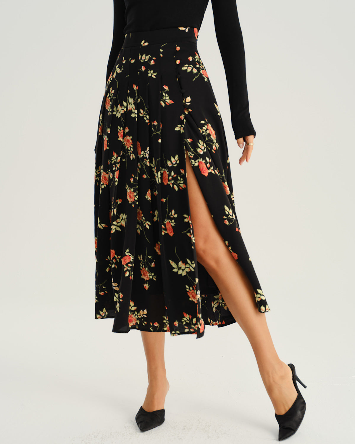 Falda midi negra con estampado floral en corte A