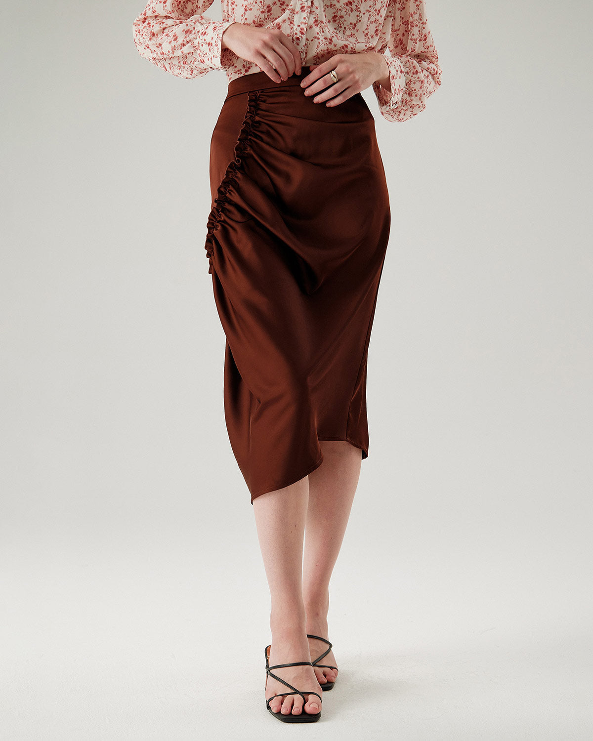 Falda Midi Arrugada Color Marrón con Corte Lápiz