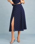 Norelle – Falda midi azul marino con estampado de lunares y abertura