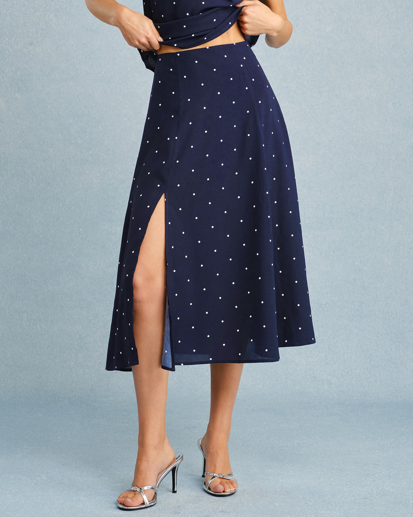 Norelle – Falda midi azul marino con estampado de lunares y abertura