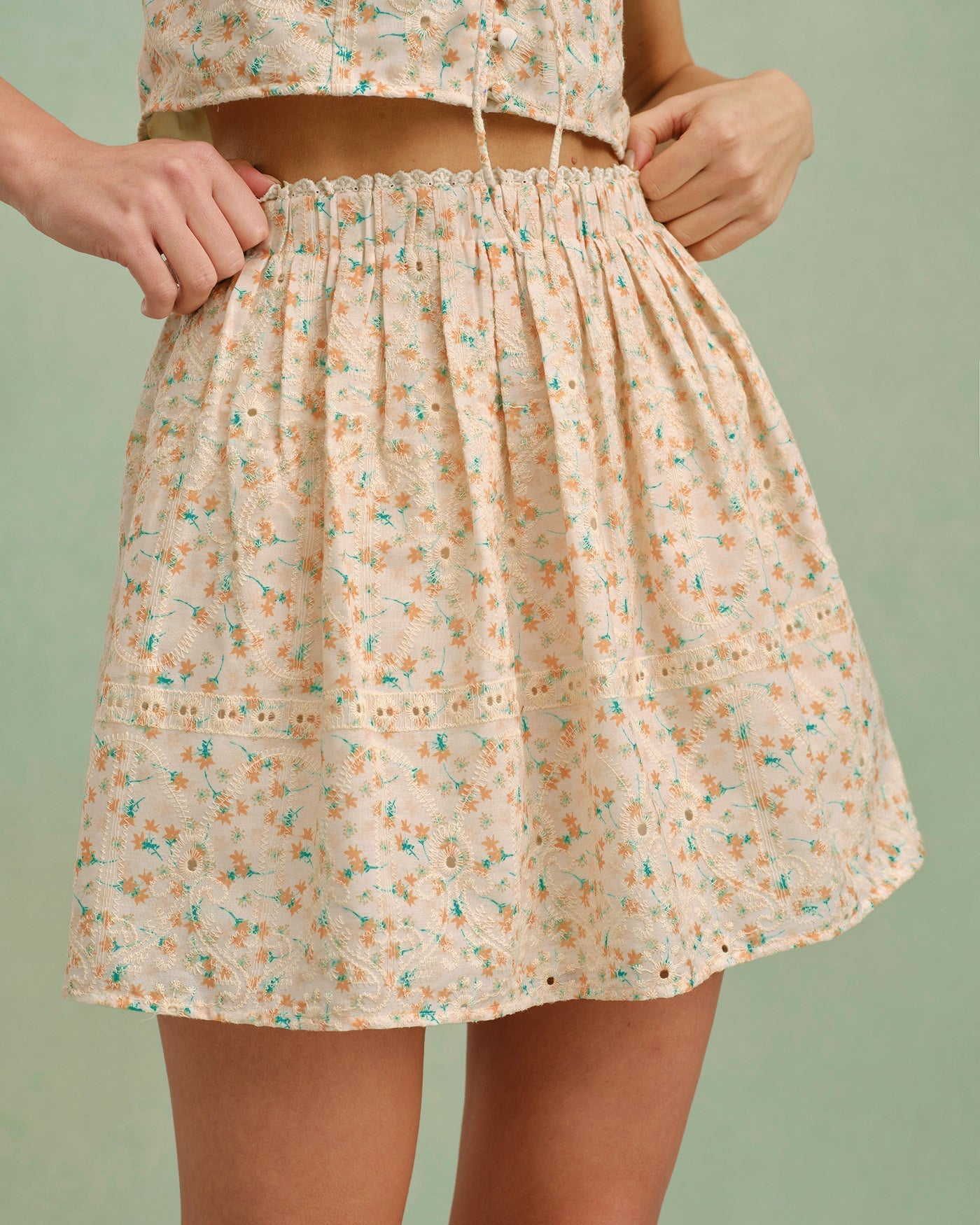 Floria – Mini Falda Amarilla Bordada con Flores