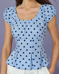 Camisa azul con diseño de puntos y corte en U