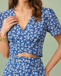 Camisa azul con estampado floral en cuello en V