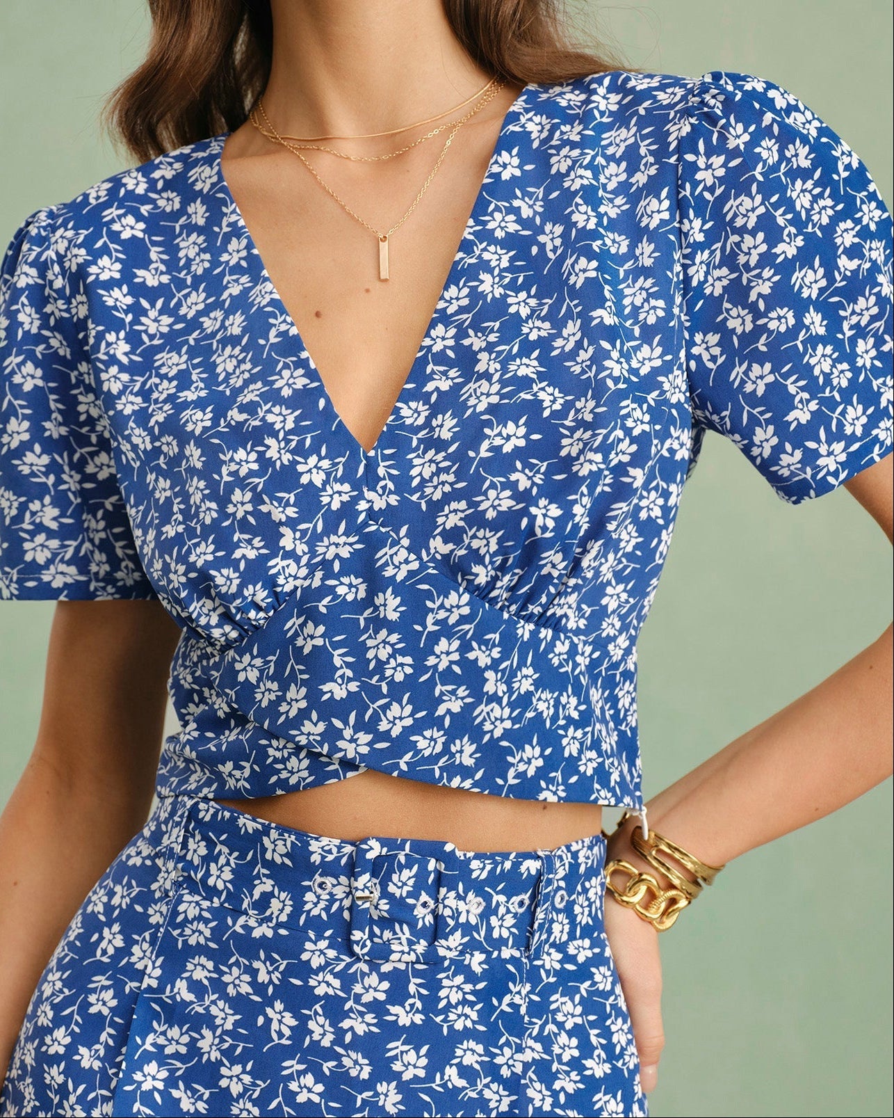 Camisa azul con estampado floral en cuello en V