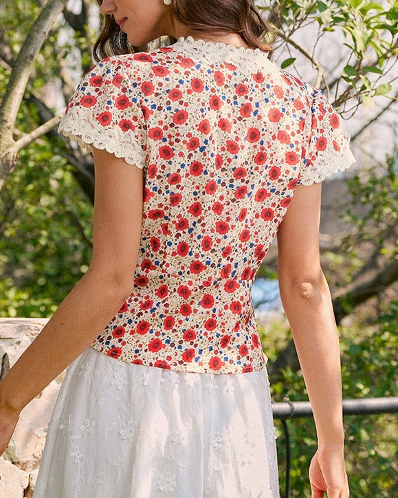 Blusa roja de encaje con diseño en V y flores