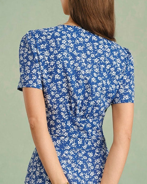 Camisa azul con estampado floral en cuello en V