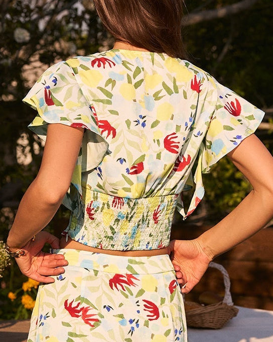 Camisa Floral con Detalles Arrugados en Forma de V