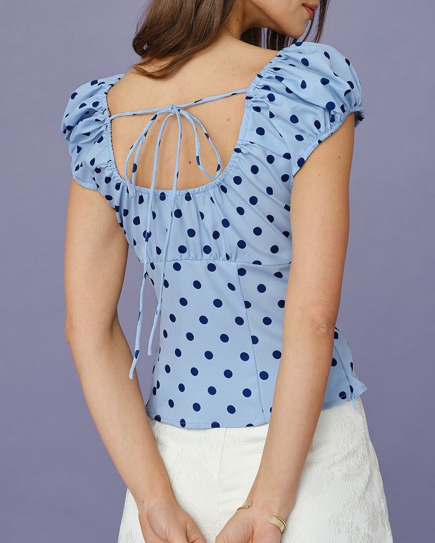 Camisa azul con diseño de puntos y corte en U