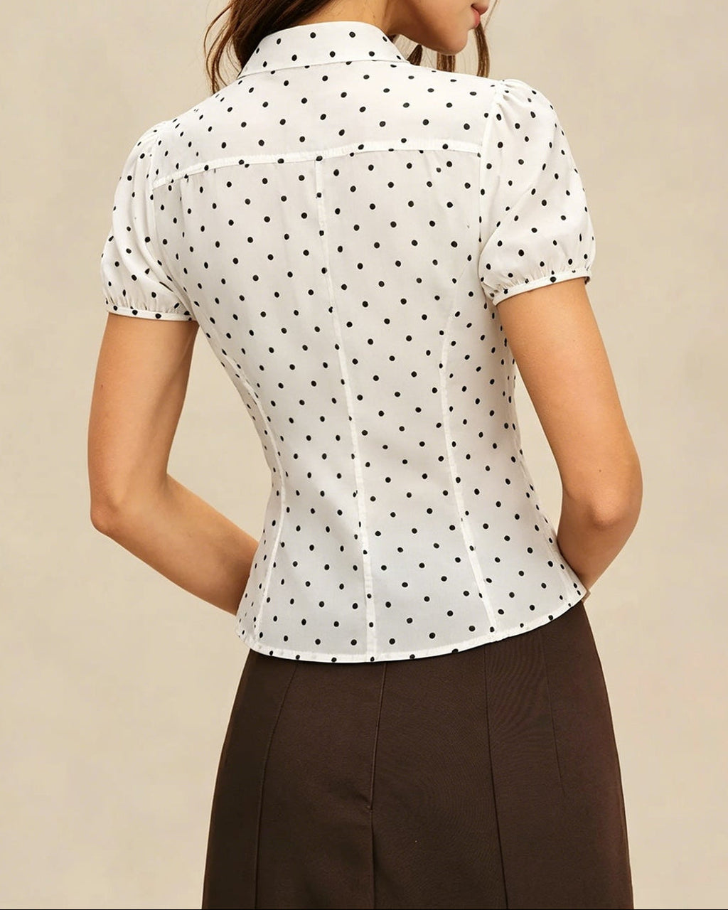 Camisa de cuello mandarín con diseño de lunares