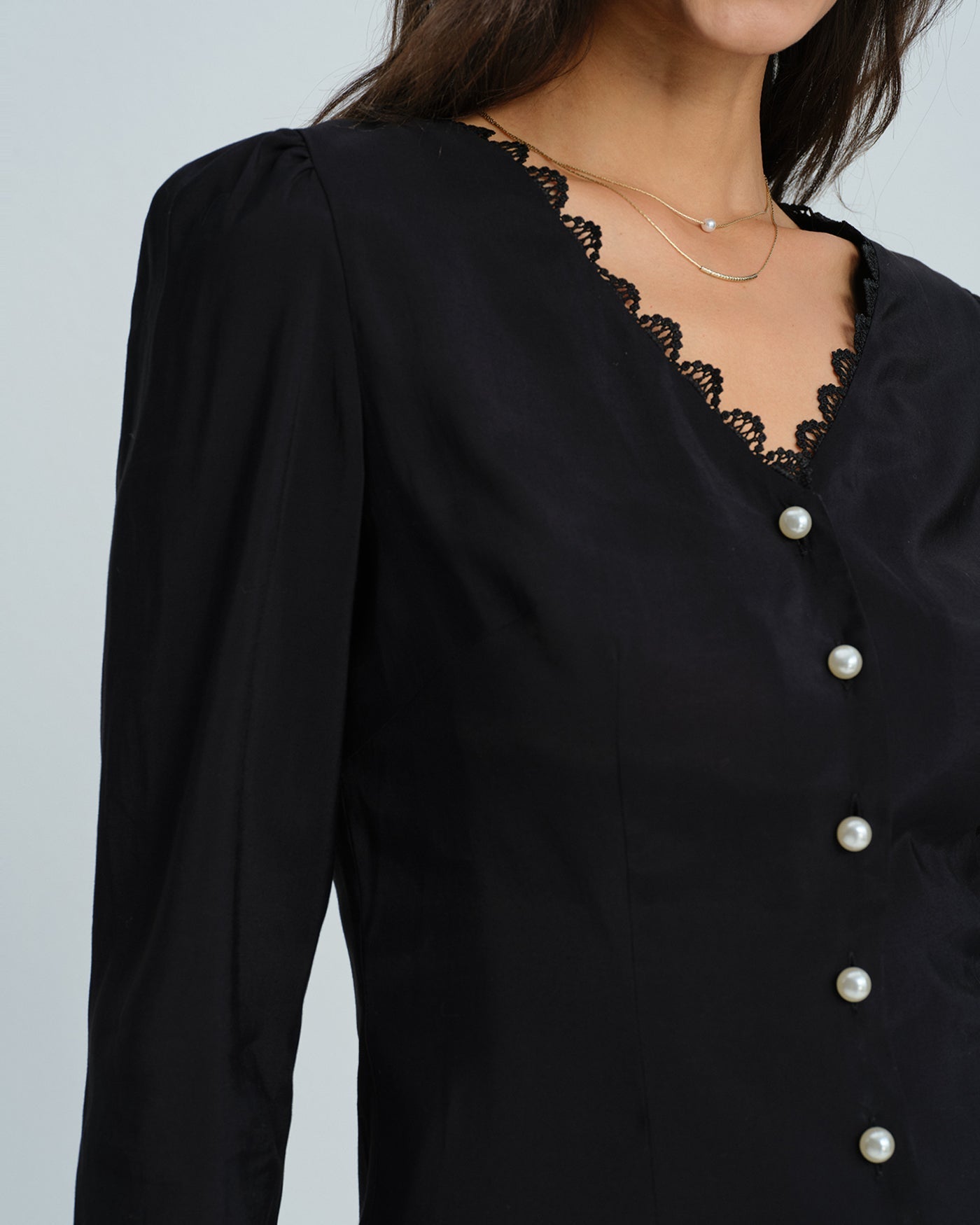 Celeste – Blusa de encaje con escote en forma de V
